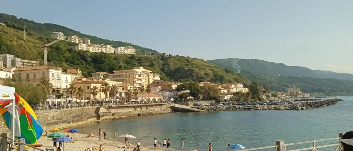 Mare finalmente pulito a Pizzo, il sindaco: «Scoveremo tutti gli scarichi abusivi»