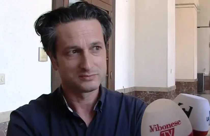 Topi in via Parodi a Vibo Marina, l’assessore: «Colpa di chi non differenzia i rifiuti»