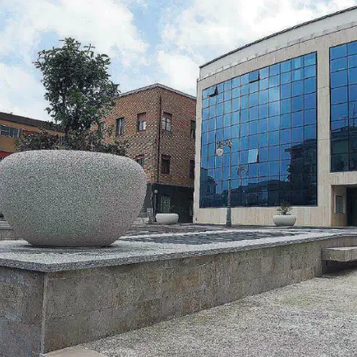 Via Vespucci, replica del Comune: «Non solo sabbia, faremo molto di più»