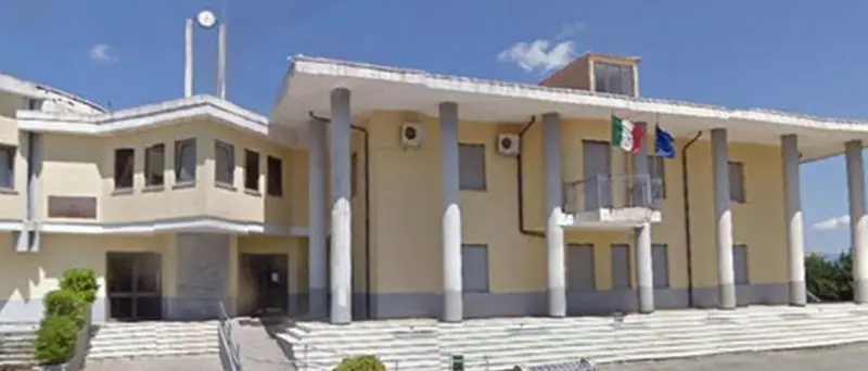 Il sindaco di Limbadi dopo l’aggressione in Comune: «Tramortito da tanta violenza»