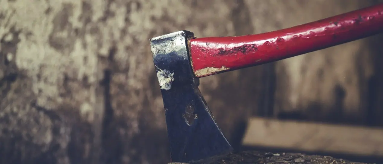 Vibo, aggredisce il vicino con un’accetta ed evade dai domiciliari: arrestato