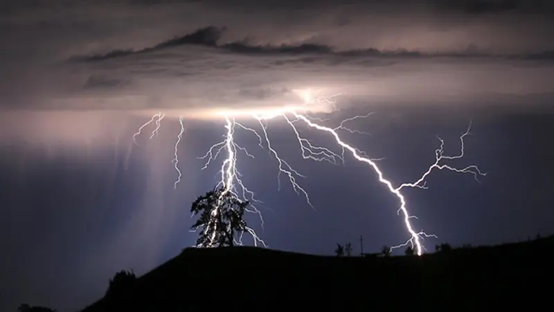 Lightning strikes above the Geysers area of northern Sonoma County, early Thursday, July 4, 2013 near Geyserville Calif. (AP Photo/Santa Rosa Press Democrat, Kent Porter) MANDATORY CREDIT: KENT PORTER/SANTA ROSA PRESS DEMOCRAT , AP/LaPresse