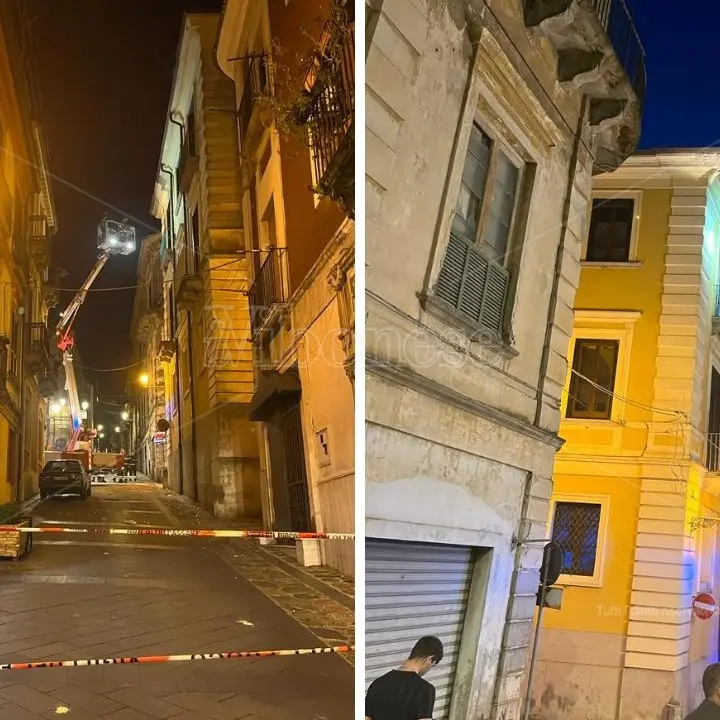 Crolla parte del cornicione dal palazzo che ospita a Vibo il Conservatorio