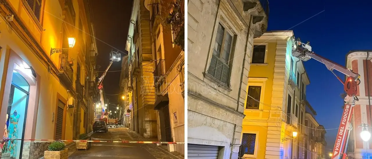 Crolla parte del cornicione dal palazzo che ospita a Vibo il Conservatorio