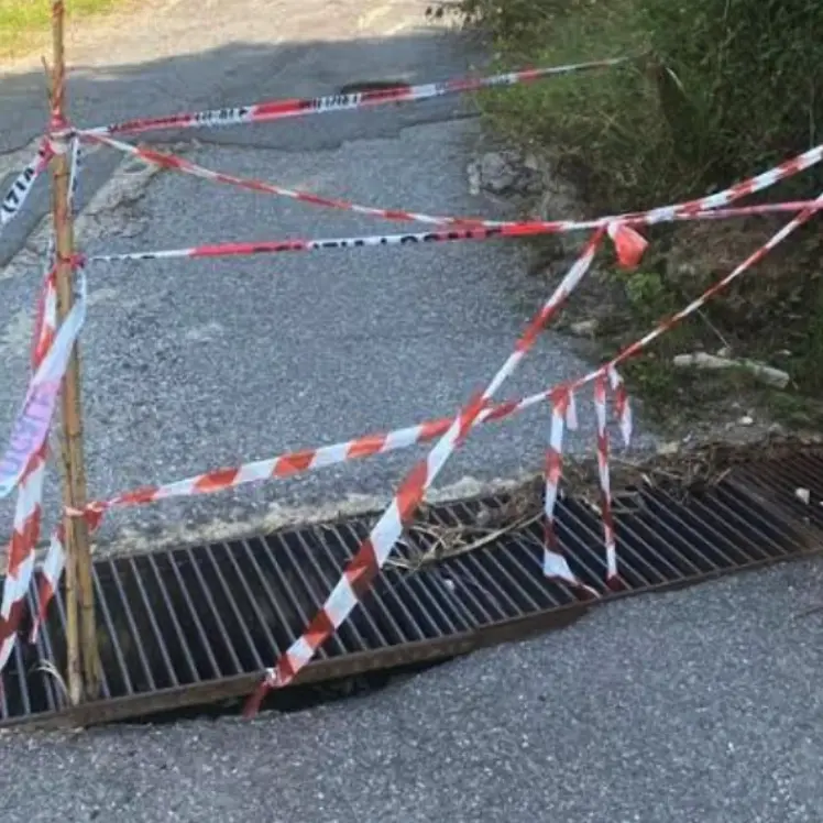 Joppolo, l’opposizione: «Strada chiusa per lavori su una griglia di raccolta acque, assurdo»