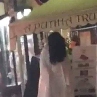 Tropea, Samara a passeggio sul corso tra selfie e indifferenza - Video