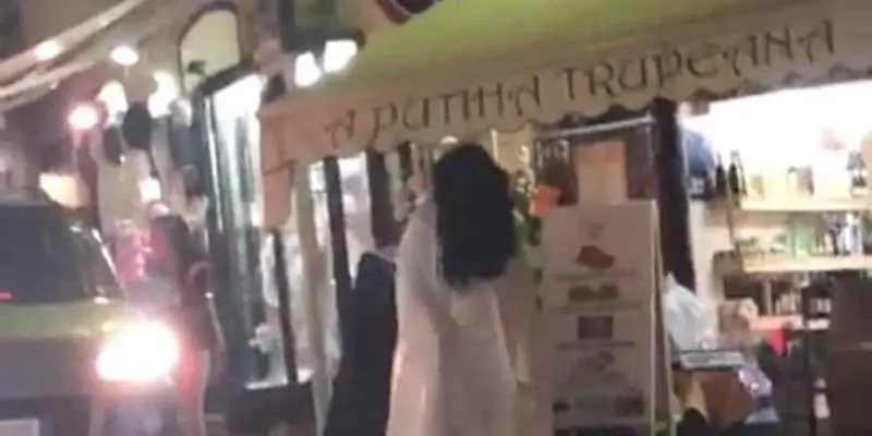 Tropea, Samara a passeggio sul corso tra selfie e indifferenza - Video