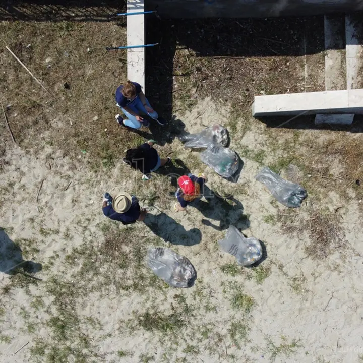 Gli attivisti di Plastic free liberano la spiaggia di Bivona dalle microplastiche – Video