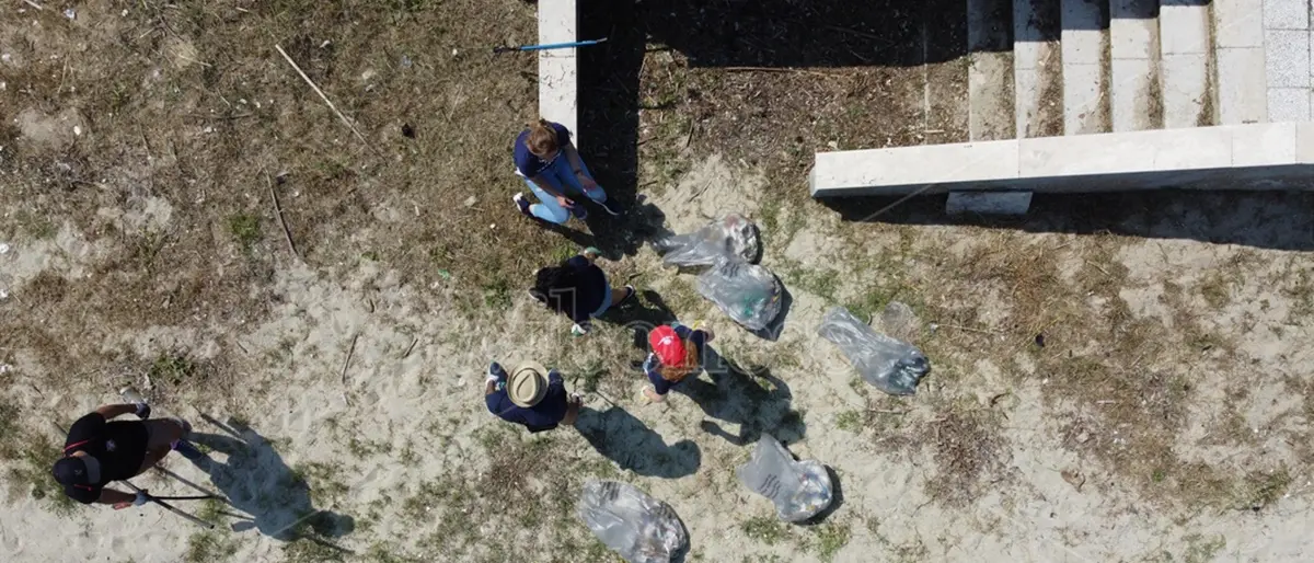 Gli attivisti di Plastic free liberano la spiaggia di Bivona dalle microplastiche – Video