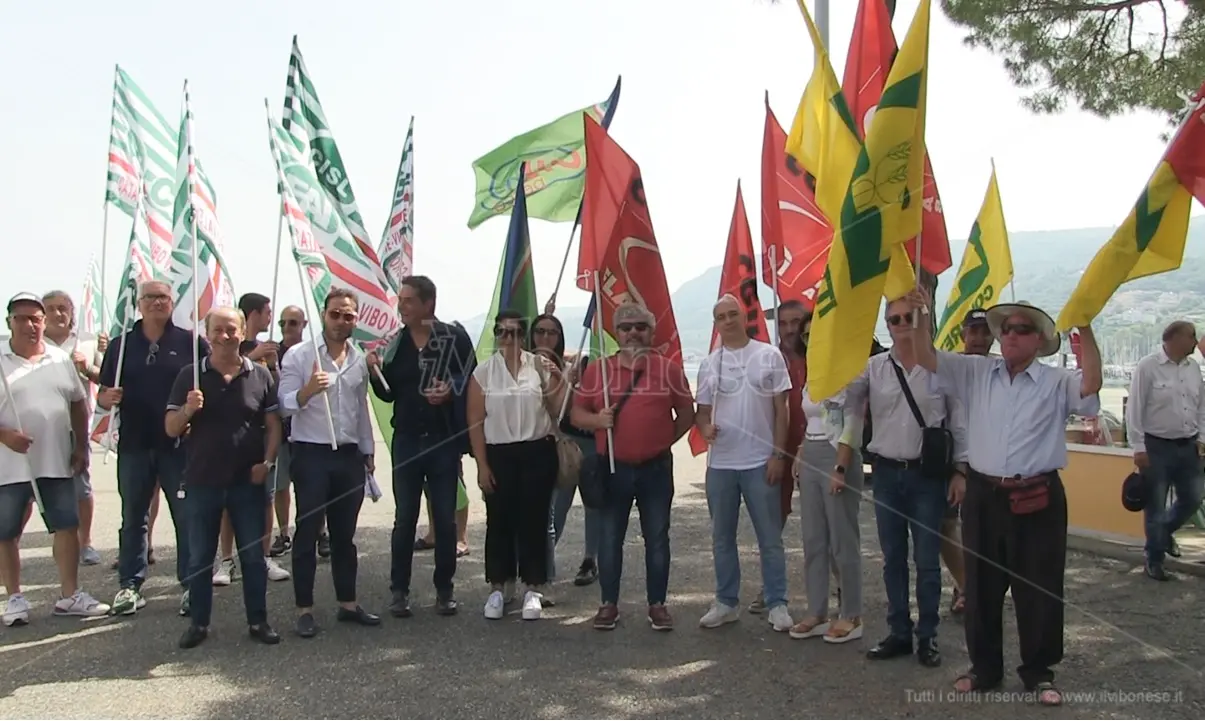 Vibo Marina, pescatori e sindacati in piazza contro le nuove regole Ue - Video