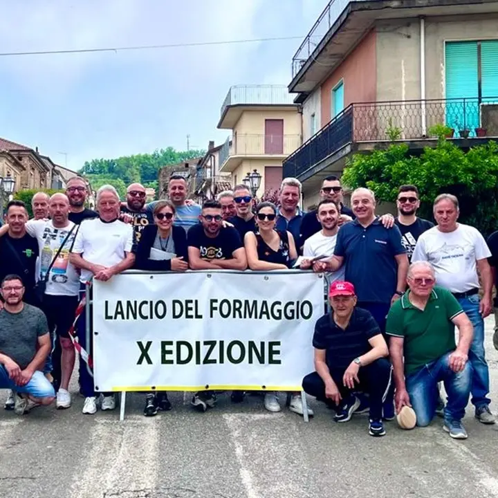 A Filadelfia va in scena il tradizionale gioco del \"lancio del formaggio\"