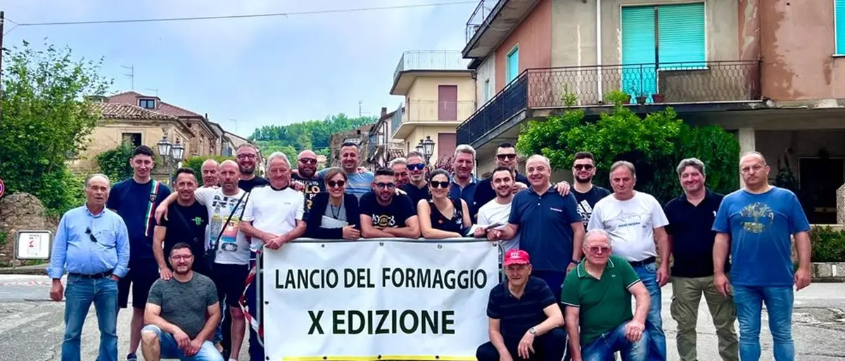 A Filadelfia va in scena il tradizionale gioco del \"lancio del formaggio\"