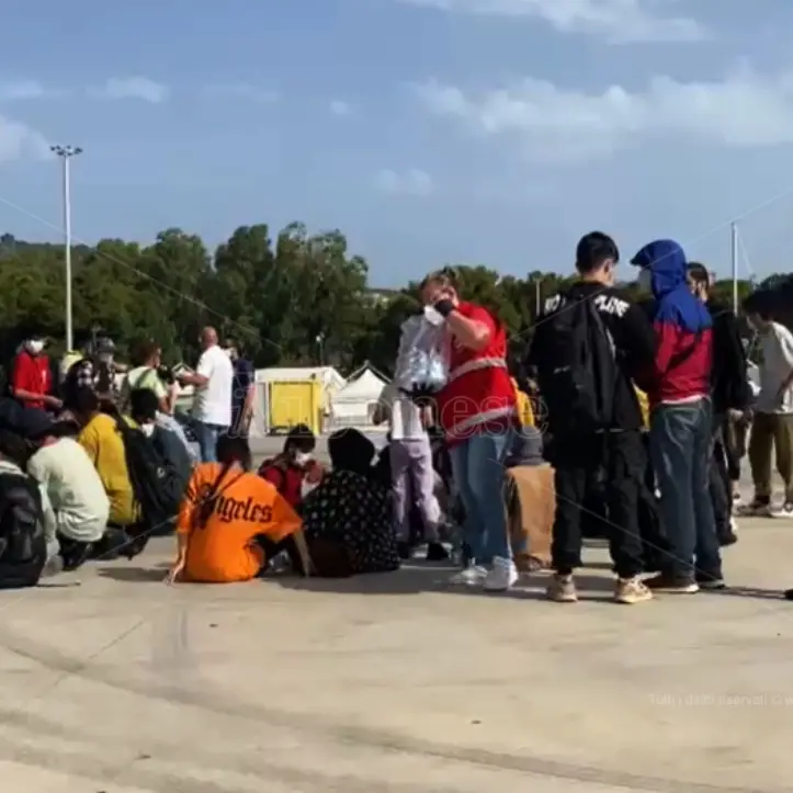 Ancora sbarchi in Calabria, 57 migranti accolti nel porto di Roccella