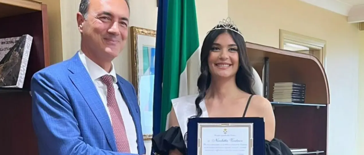 Consiglio regionale, premiata la miss vibonese Nicoletta Ventrice