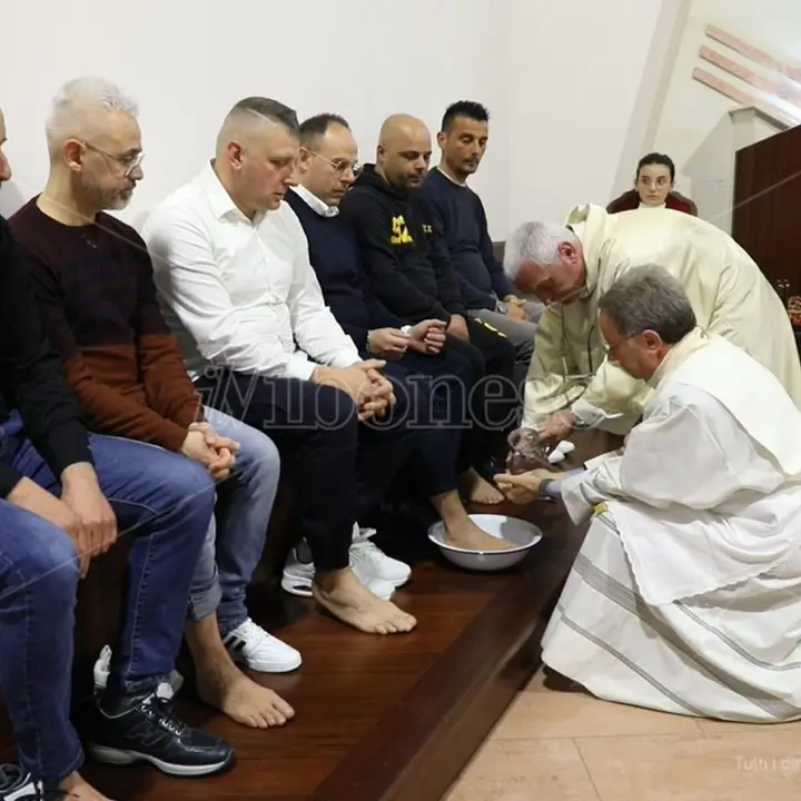 Giovedì Santo a Vibo Marina: don Enzo Varone celebra il rito della lavanda dei piedi - Video