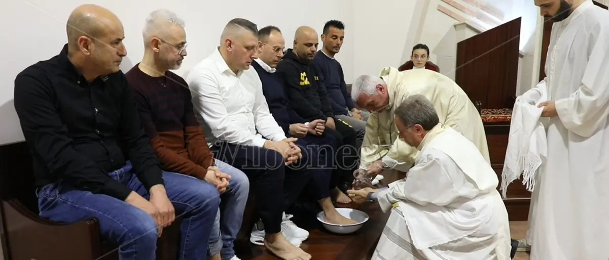 Giovedì Santo a Vibo Marina: don Enzo Varone celebra il rito della lavanda dei piedi - Video