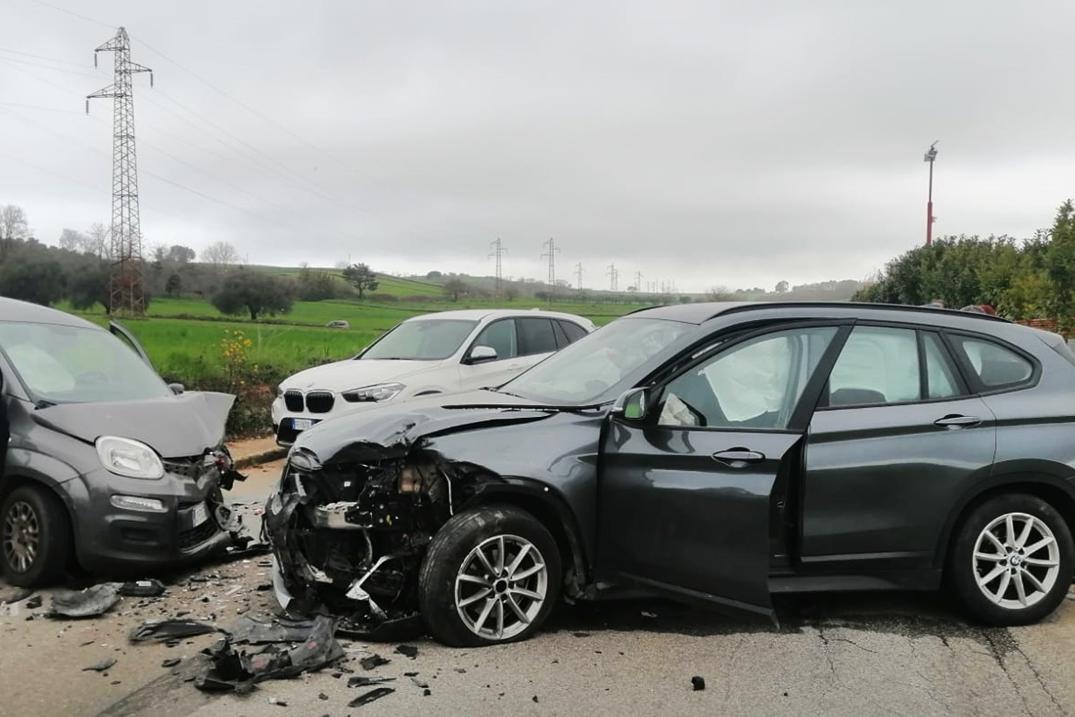 Scontro frontale tra due auto a Maierato: tre i feriti