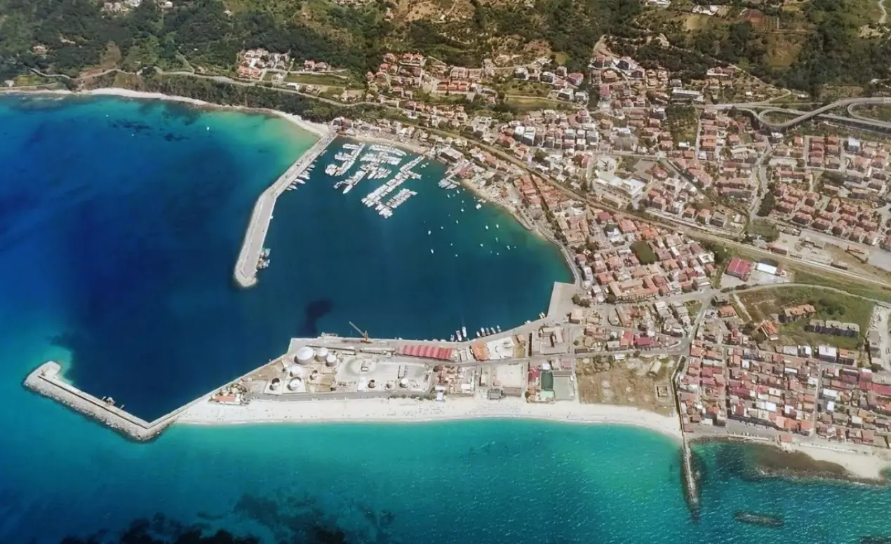 Vibo Marina, un futuro ancora in bilico: dal sogno industriale svanito al rilancio turistico (oltre il petrolio)