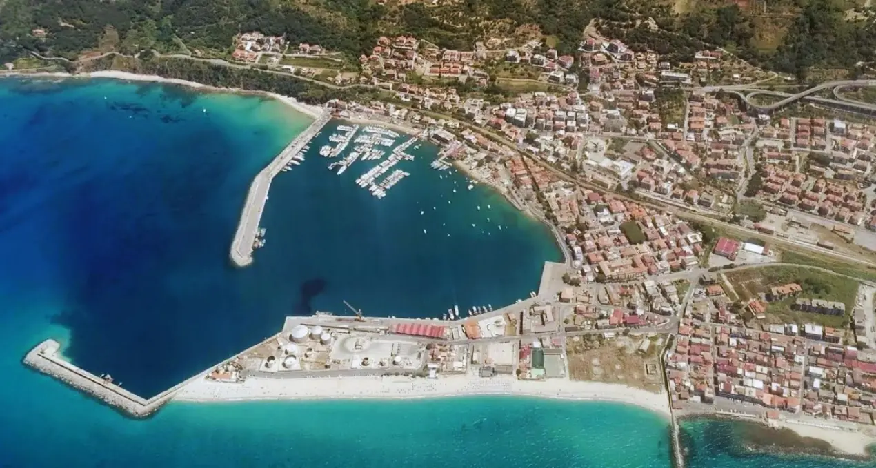 Porto di Vibo Marina, via libera ai lavori da 6,5 milioni sulle banchine Pola e Tripoli: il progetto supera anni di ricorsi e ritardi\n