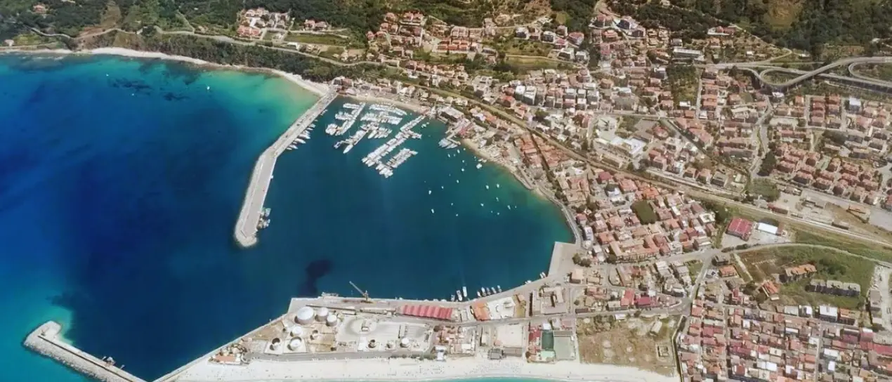 Porto di Vibo Marina, via libera ai lavori da 6,5 milioni sulle banchine Pola e Tripoli: il progetto supera anni di ricorsi e ritardi\n