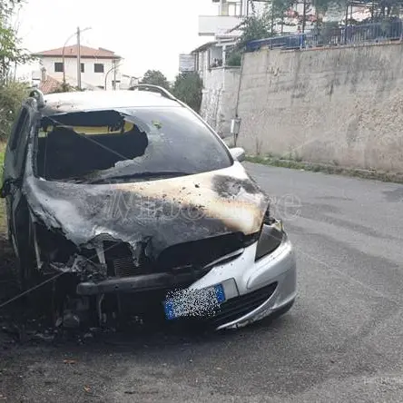 Notte di fuoco a Tropea, auto in fiamme alle porte della città