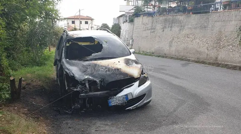 Notte di fuoco a Tropea, auto in fiamme alle porte della città