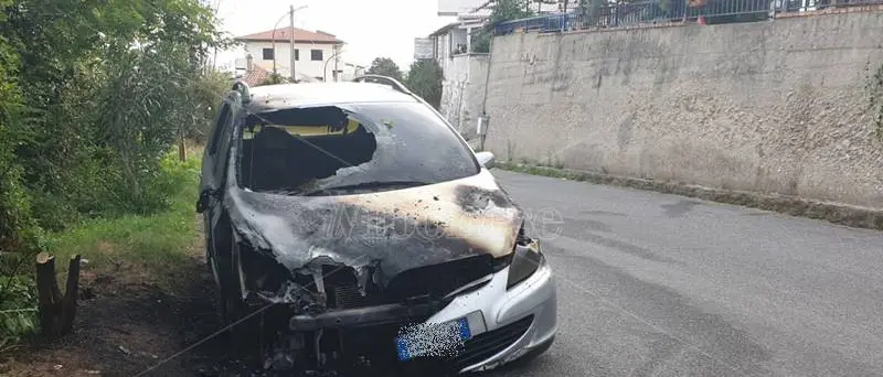 Notte di fuoco a Tropea, auto in fiamme alle porte della città