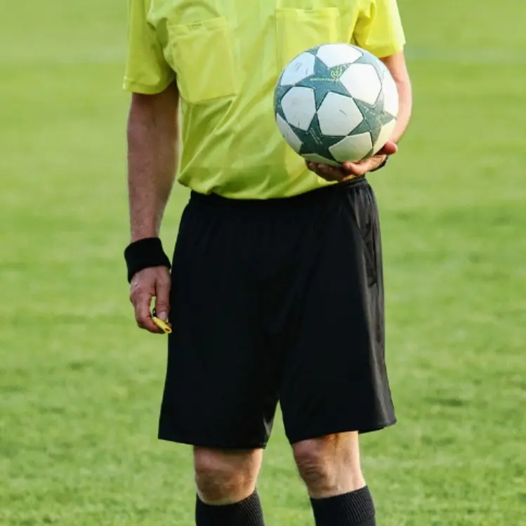 Botte e minacce all’arbitro durante una partita di calcio nel Vibonese, daspo per 7 giocatori