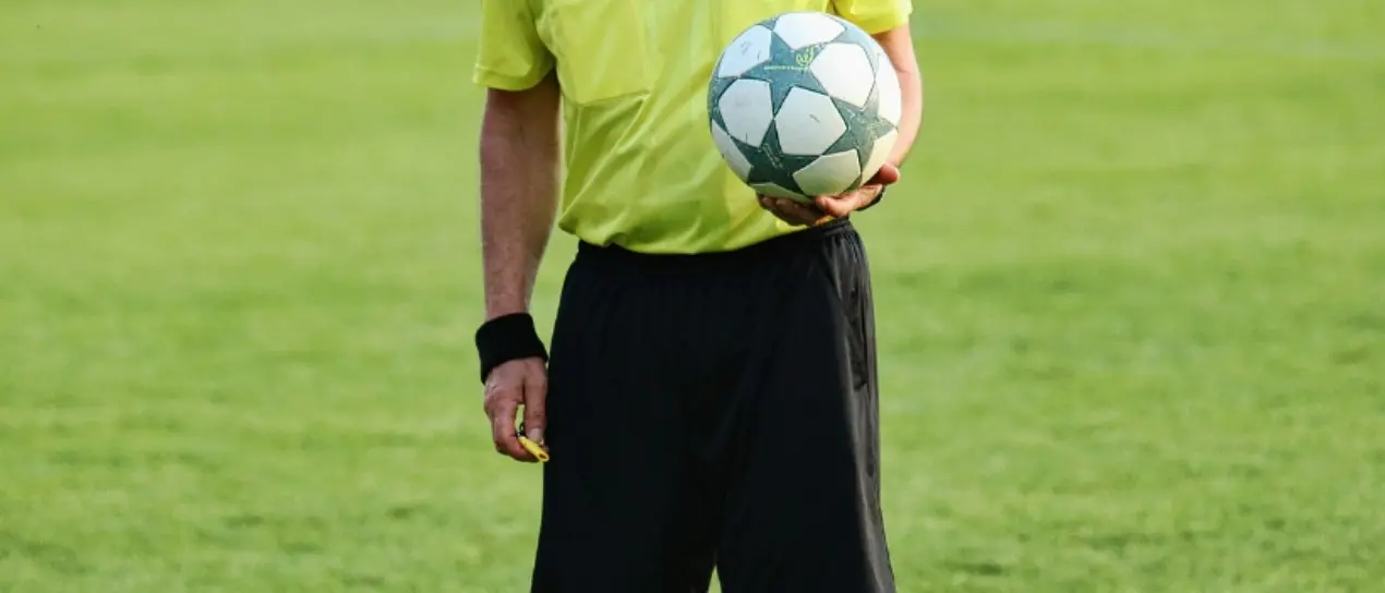 Botte e minacce all’arbitro durante una partita di calcio nel Vibonese, daspo per 7 giocatori