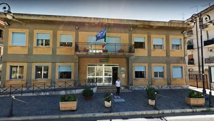 Briatico, licenziati quattro operatori ecologici: è protesta