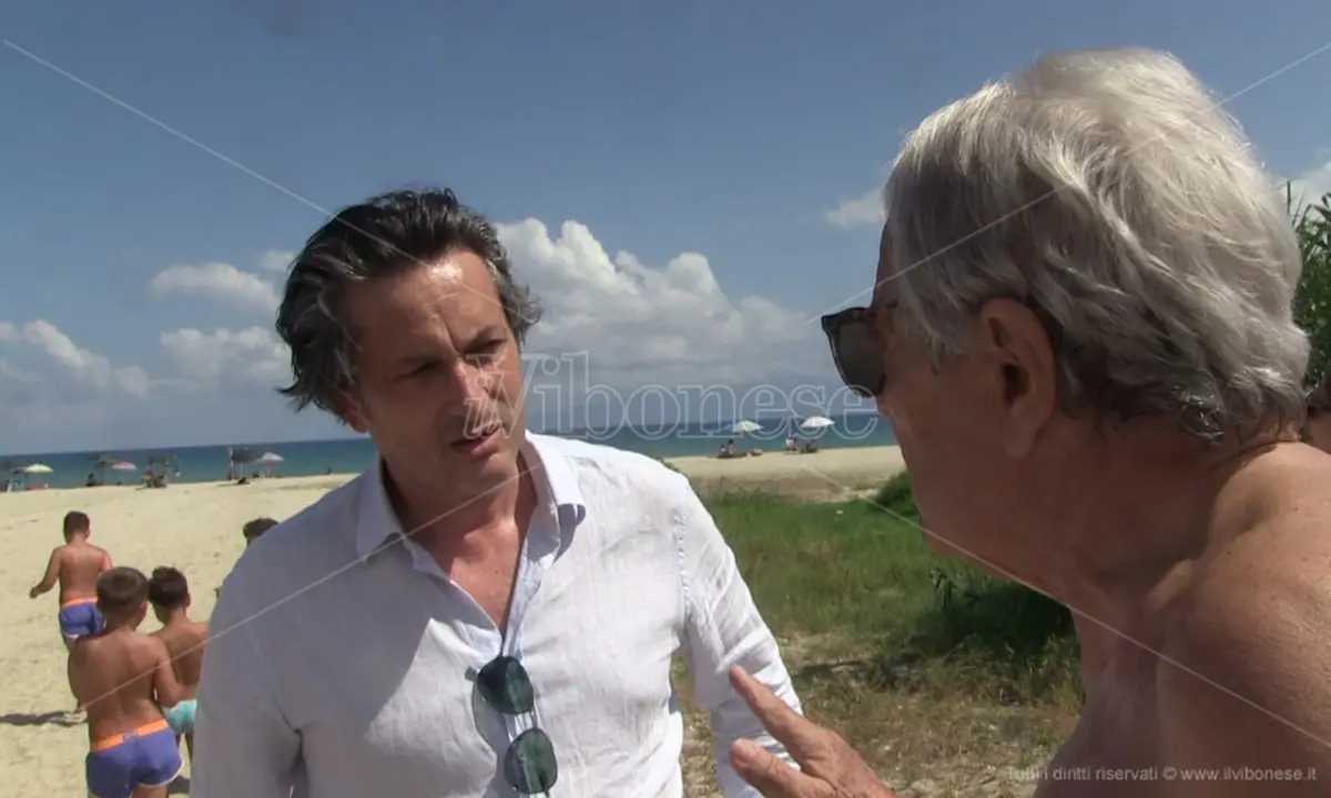 Vibo, l’assessore Bruni affronta la rabbia dei bagnanti: «Serve più attenzione per le spiagge» - Video