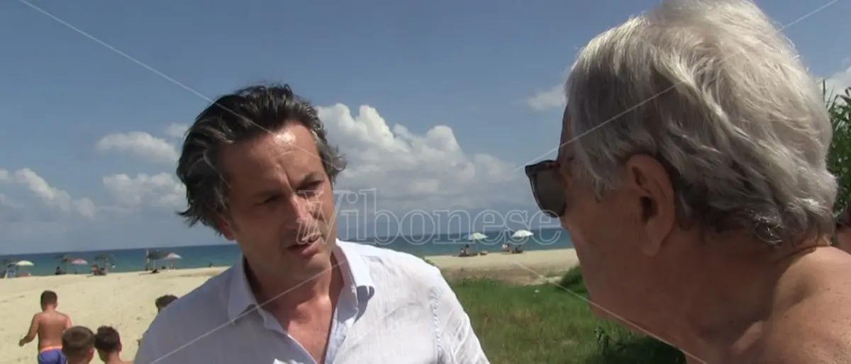 Vibo, l’assessore Bruni affronta la rabbia dei bagnanti: «Serve più attenzione per le spiagge» - Video