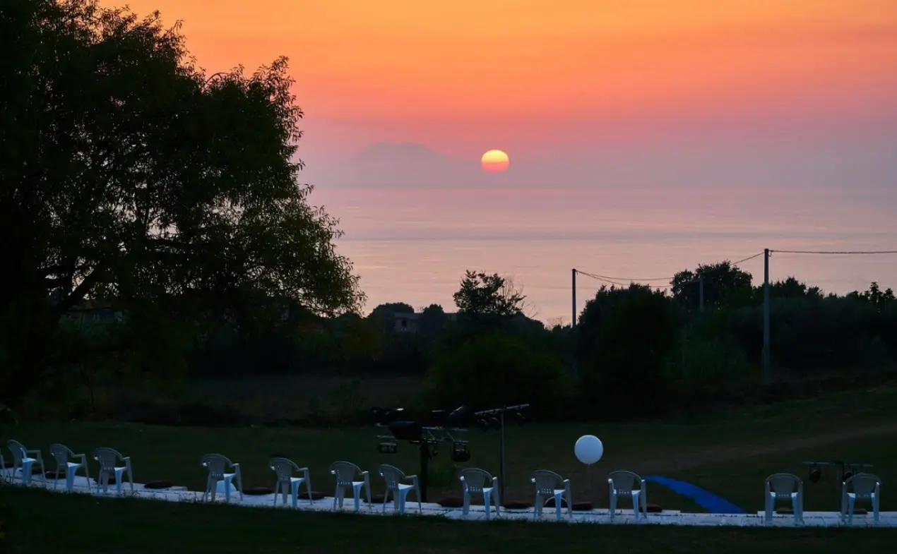 Ricadi, “Avvistamenti teatrali” al via: si parte con una commedia sulle unioni civili