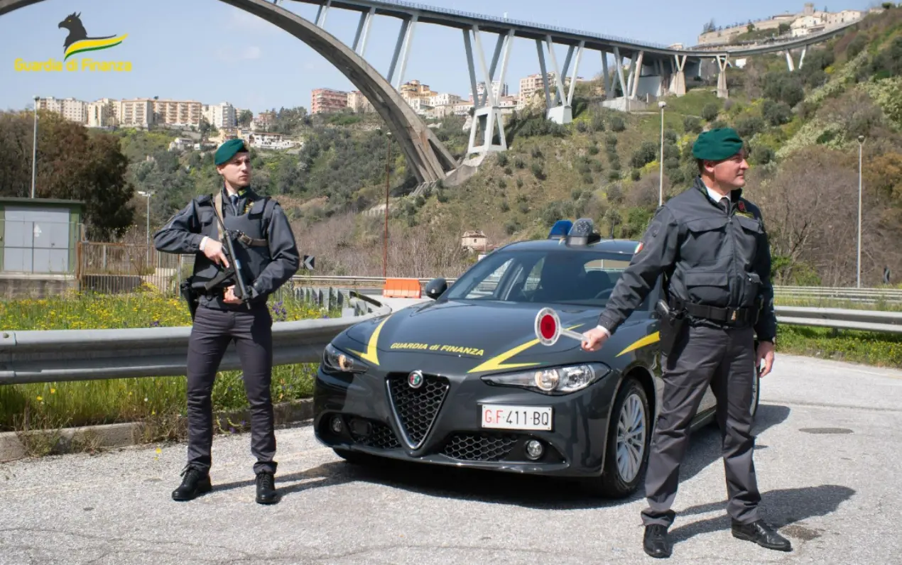 Operazione della guardia di finanza contro il narcotraffico gestito dal clan Gallace: 9 arresti, 59 indagati e sequestri per 47 milioni di euro - NOMI