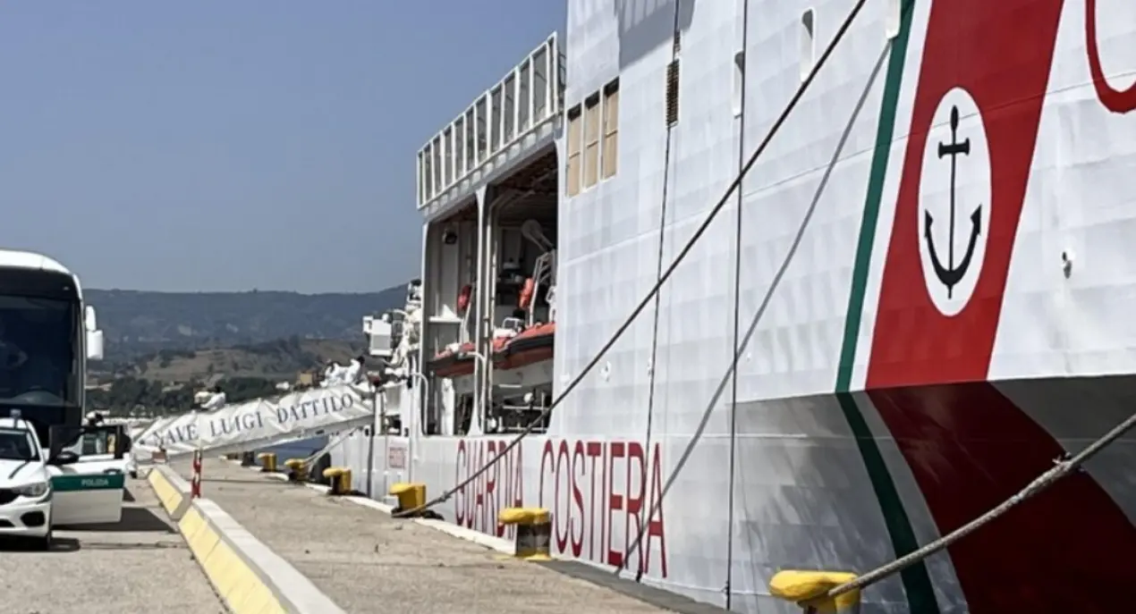 Sbarchi, a Reggio giunti 550 migranti: c'è pure la salma di un bimbo di 4 anni