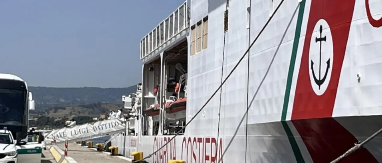 Sbarchi, a Reggio giunti 550 migranti: c'è pure la salma di un bimbo di 4 anni