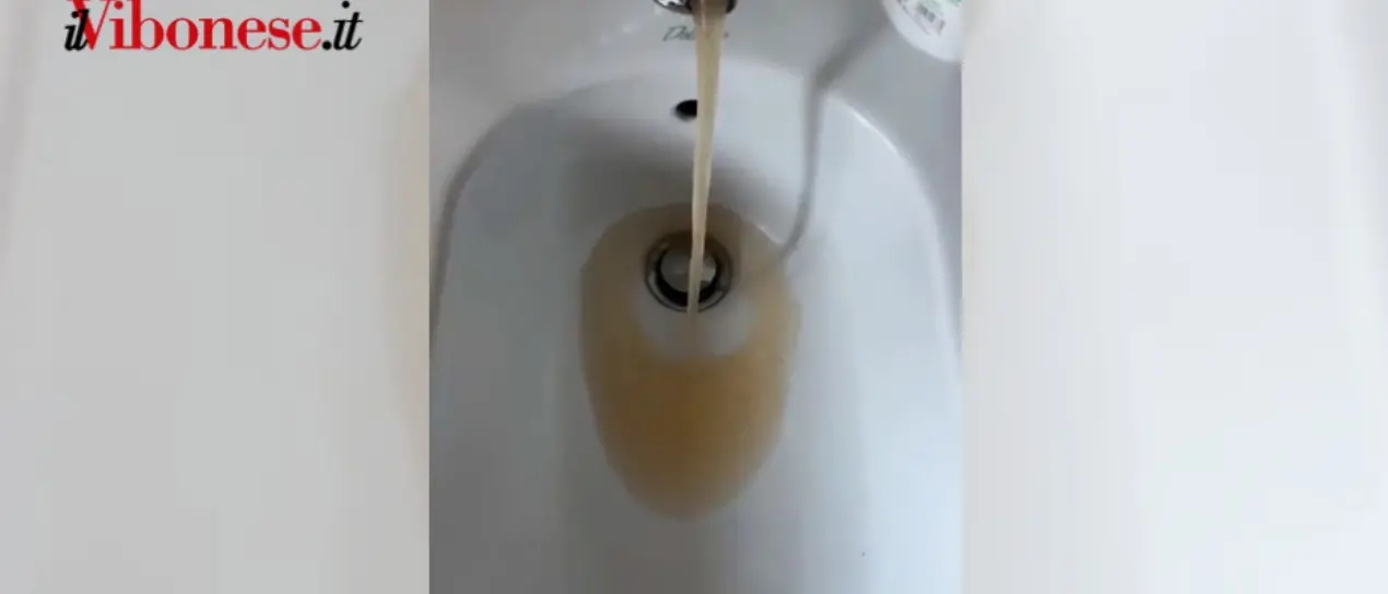 Spilinga, la denuncia: «Dai rubinetti acqua sporca e maleodorante» -Video