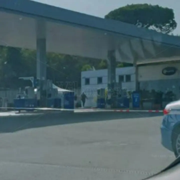 Uccide un uomo scagliandosi con l'auto dopo una lite e poi fugge, indagini a Reggio