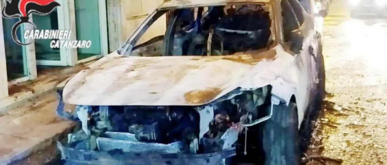 Incendiò l’auto di un avvocato a Lamezia, arrestato 45enne