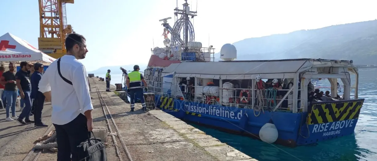 Vibo Marina, al via le operazioni di sbarco per 77 migranti - Video