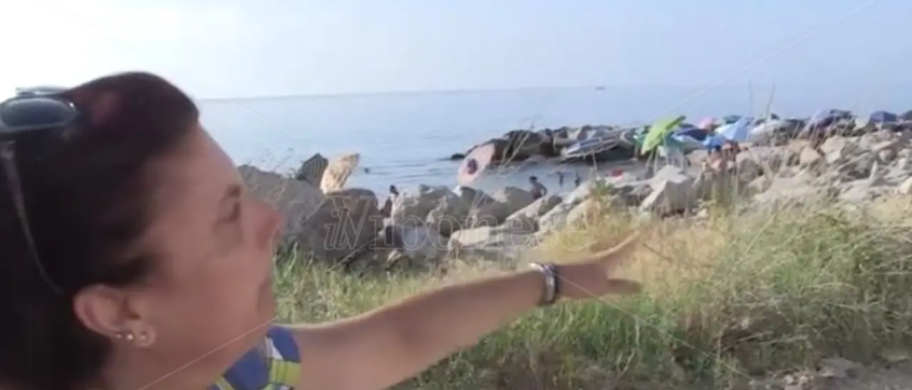 Vibo Marina, cemento e sterpaglie ostacoli per la carrozzina di Mimma per raggiungere il mare - Video