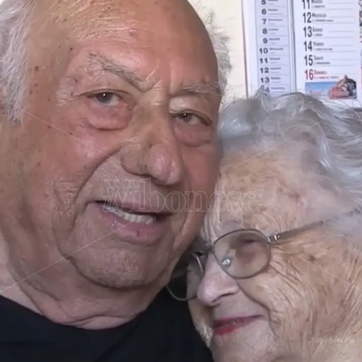 Festa grande a Parghelia per i 70 anni di matrimonio dei nonni Adele e Michele -Video