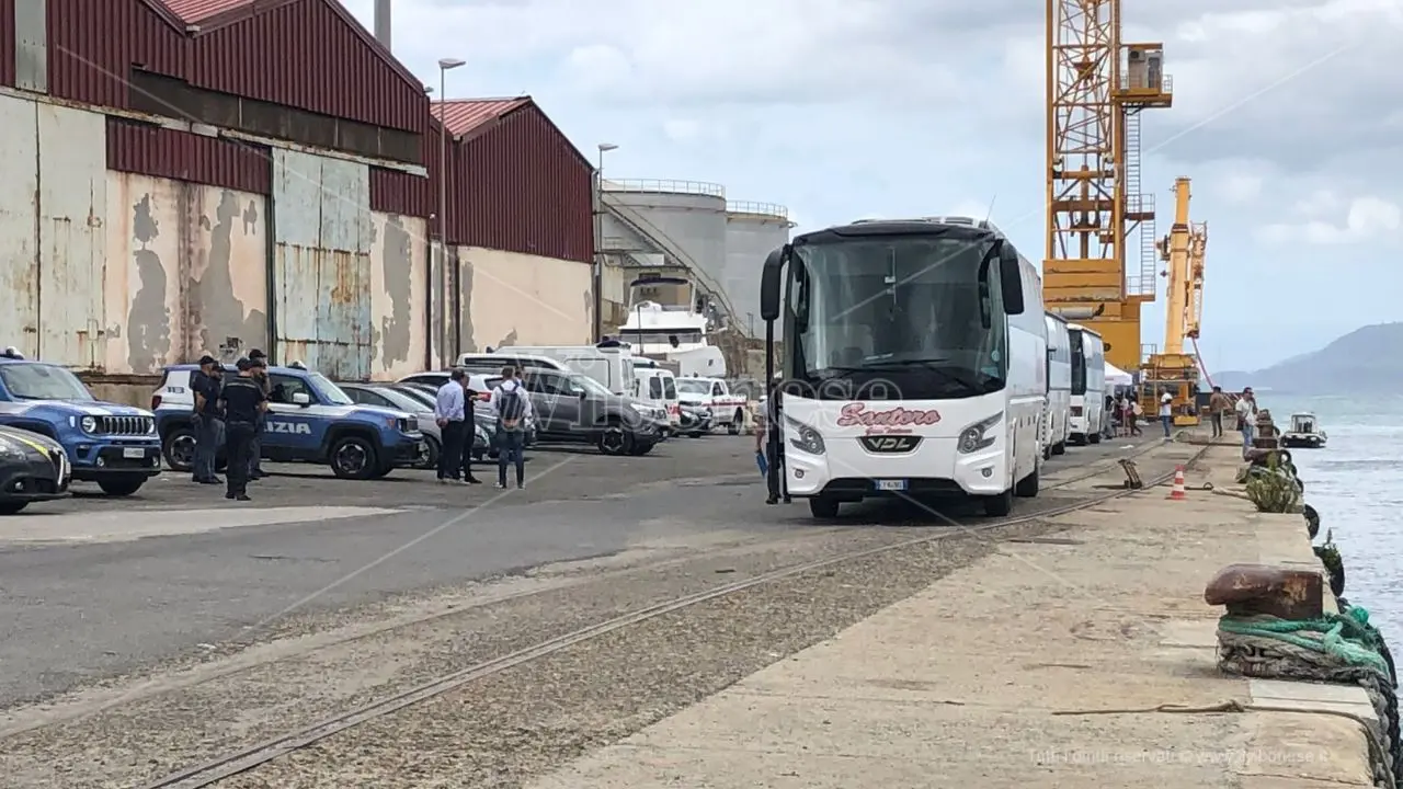 Migranti, sbarcata al porto di Vibo Marina una nave con a bordo 600 persone