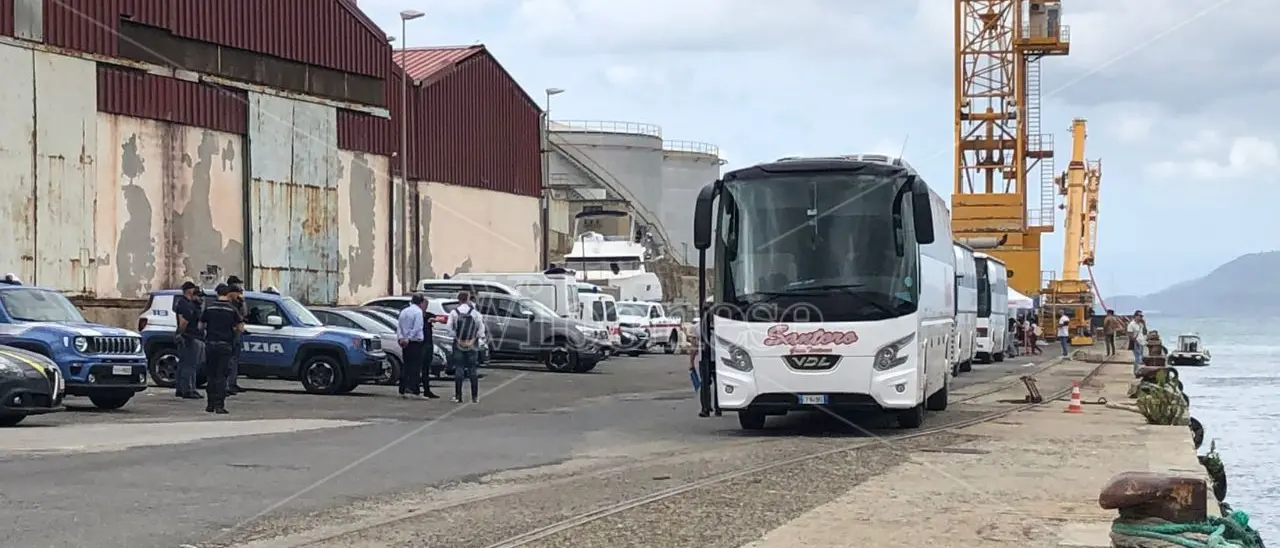 Migranti, sbarcata al porto di Vibo Marina una nave con a bordo 600 persone