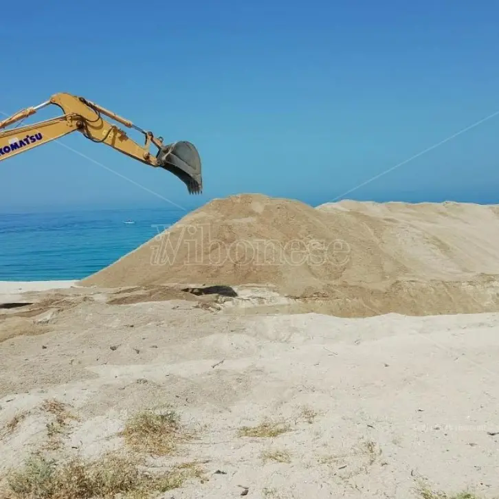 Mare sporco a Nicotera: «Contraddizioni e ritardi negli interventi»