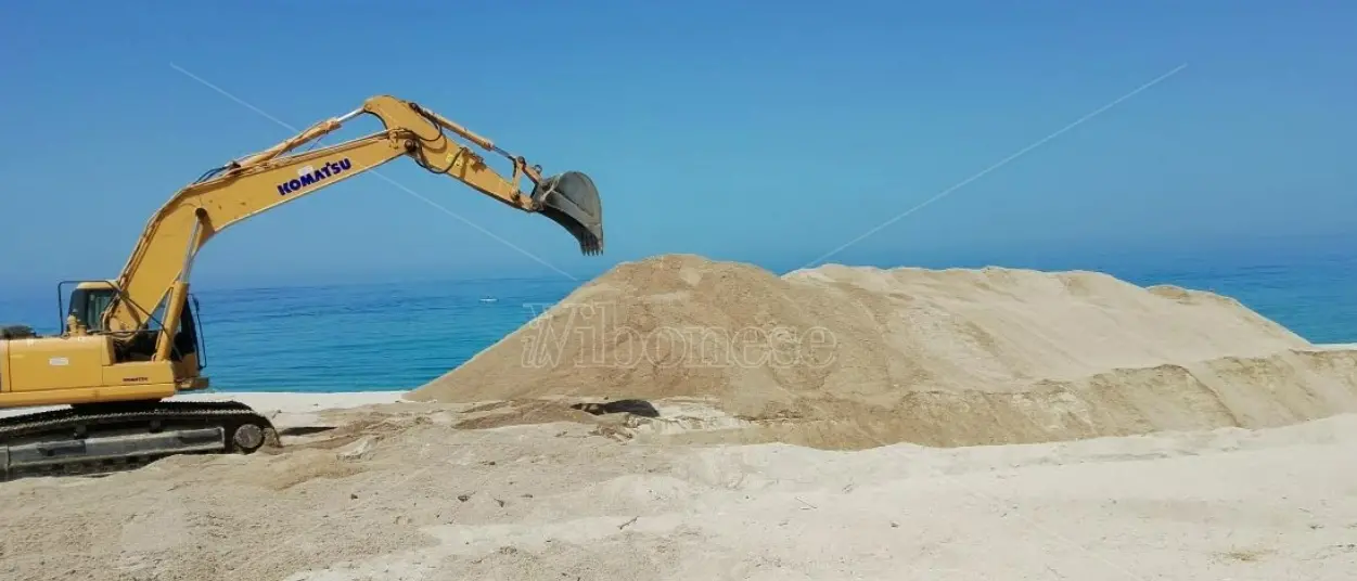 Mare sporco a Nicotera: «Contraddizioni e ritardi negli interventi»