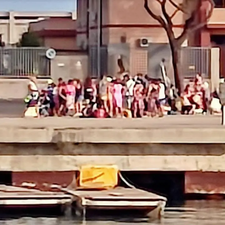 Vibo Marina: turisti in piedi sotto il sole cocente, in attesa della nave e …di una stazione marittima