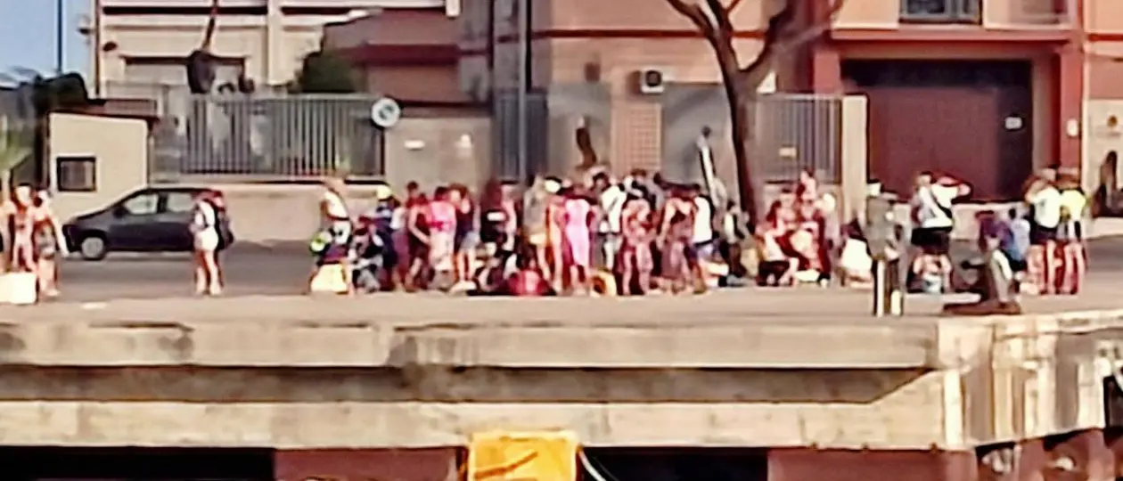 Vibo Marina: turisti in piedi sotto il sole cocente, in attesa della nave e …di una stazione marittima