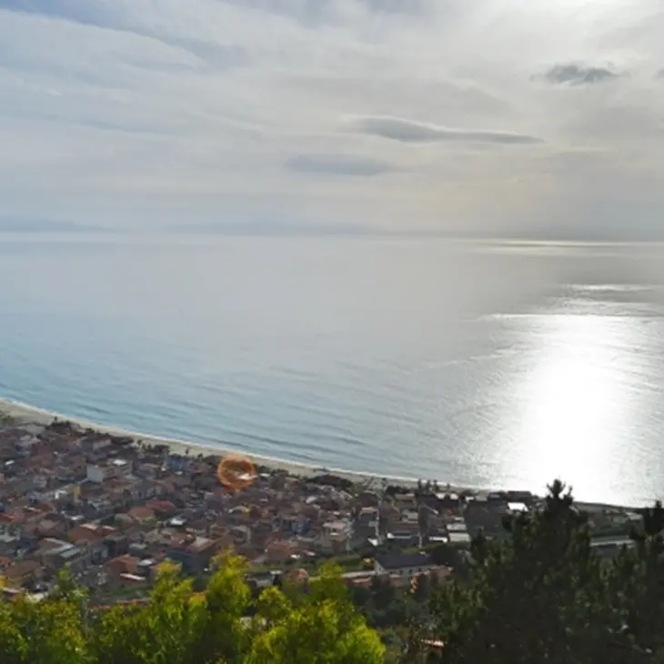 Mare sporco a Nicotera, Movi@Vento contro il sindaco: «Respinte tutte le nostre proposte»