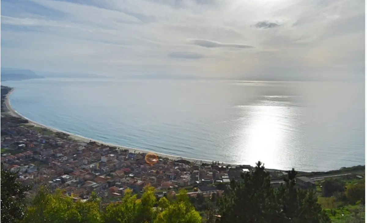 Mare sporco a Nicotera, Movi@Vento contro il sindaco: «Respinte tutte le nostre proposte»
